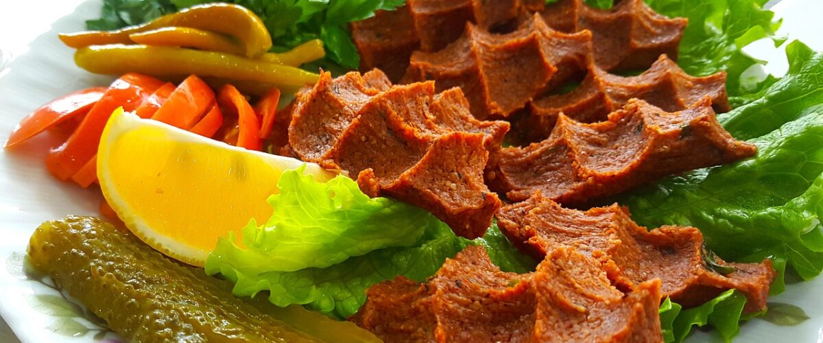 Karamanda geleneksel tatlar ve lokantalarda sunulan özel yemekler